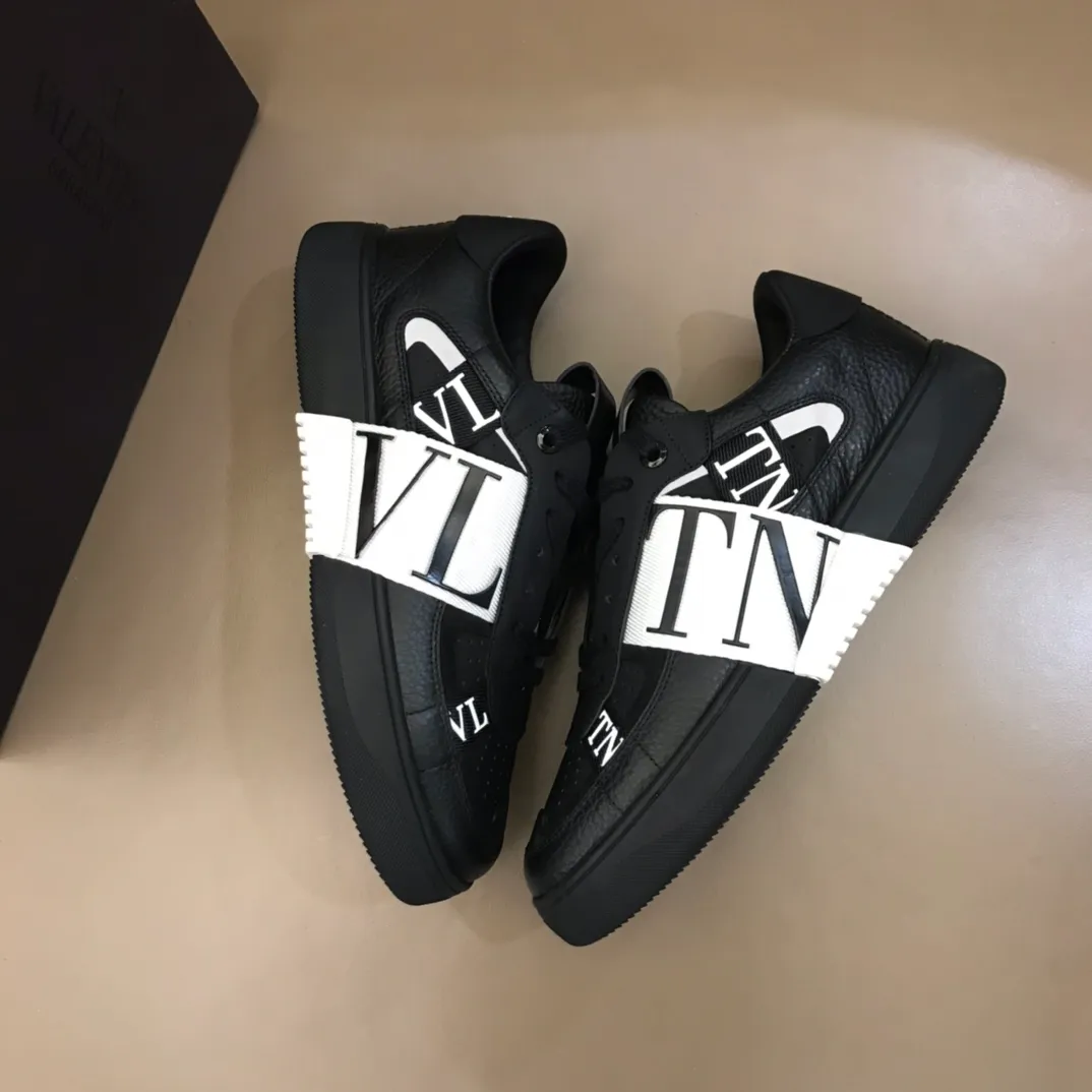p440 "Valentin*" new spring and summer calfskin lace-up sneakers. No man should be able to refuse these shoes. The classic color scheme is so handsome! Purchase a high-precision replica of the original version to instantly sell off the market currency! 6 VLTN logo rubber effect straps - Valentino Garavani Logo printed on the back and tongue, all materials are customized to ensure quality! Size: 38-44